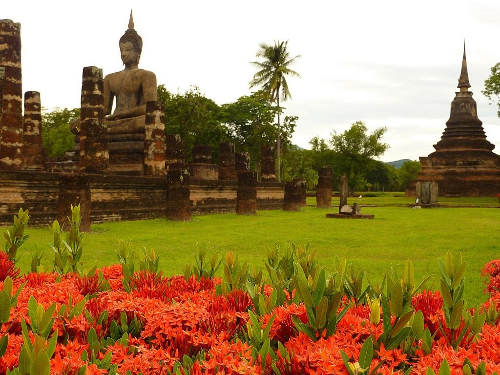 Sukhothai buddha statue